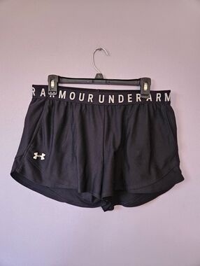 Under Armour Black & White Pocketed Athletic Shorts, Size Large
